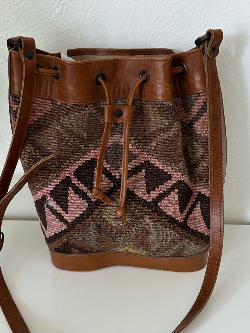 NWT -Stunning Kilim and Leather Vintage, Bucket Bag, Brown and Pink Pattern - Picture 3 of 10